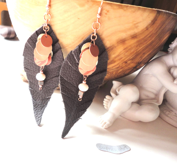 braune Statement Leder Ohrringe Feder mit Recycling Pailletten Plättchen, Boho Festival Leder Ohrringe Feder, Leder Schmuck